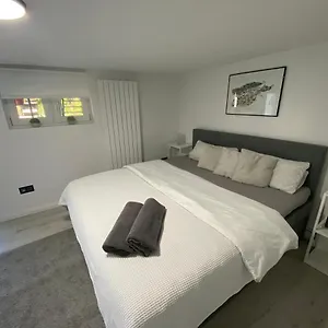 2 Mit Gemutlichen Kingsizebett Und 58'tv Apartment